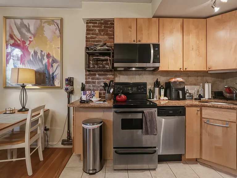 207 W Springfield St #4 — Photo 10