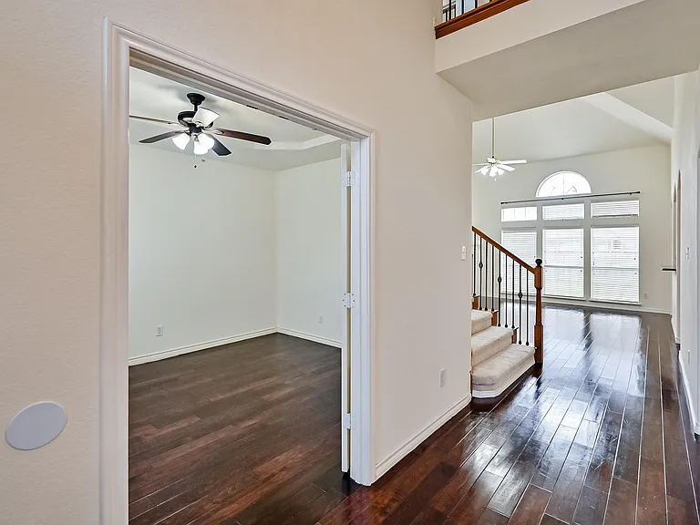 2716 Eastland Dr — Photo 5