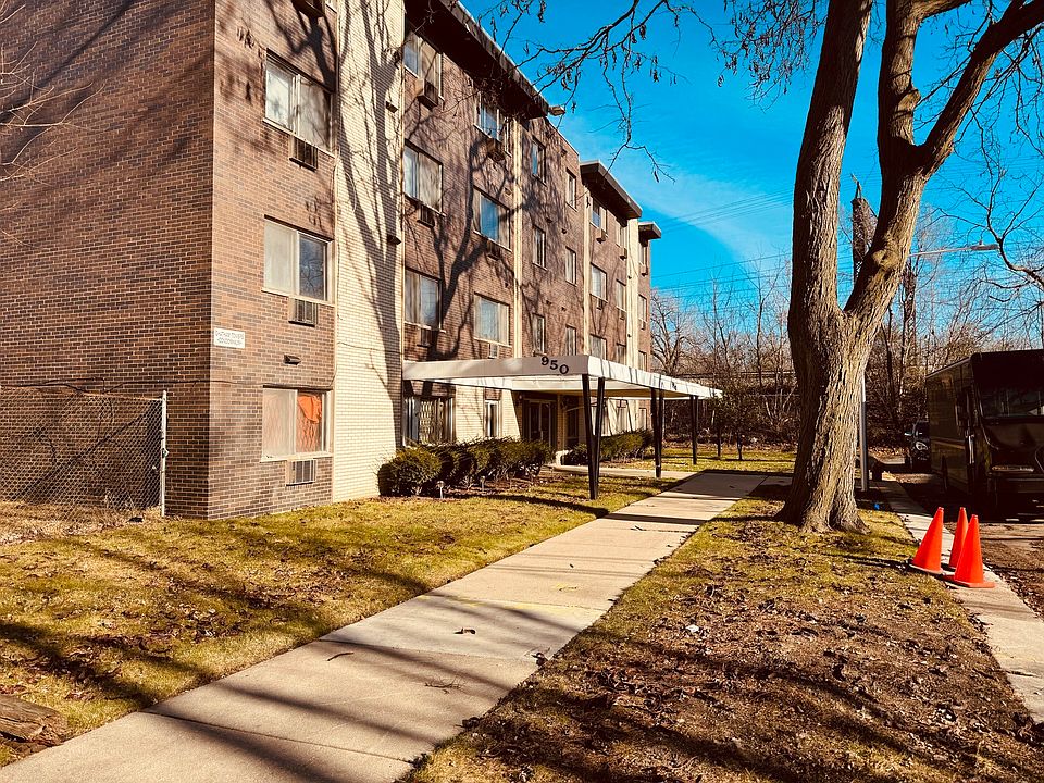 1st image of 950 E 86th St APT 105