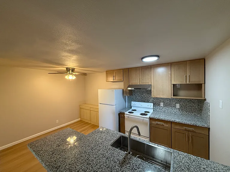 259 N Capitol Ave — Photo 15