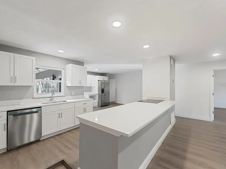 1087 Swan St — Photo 8