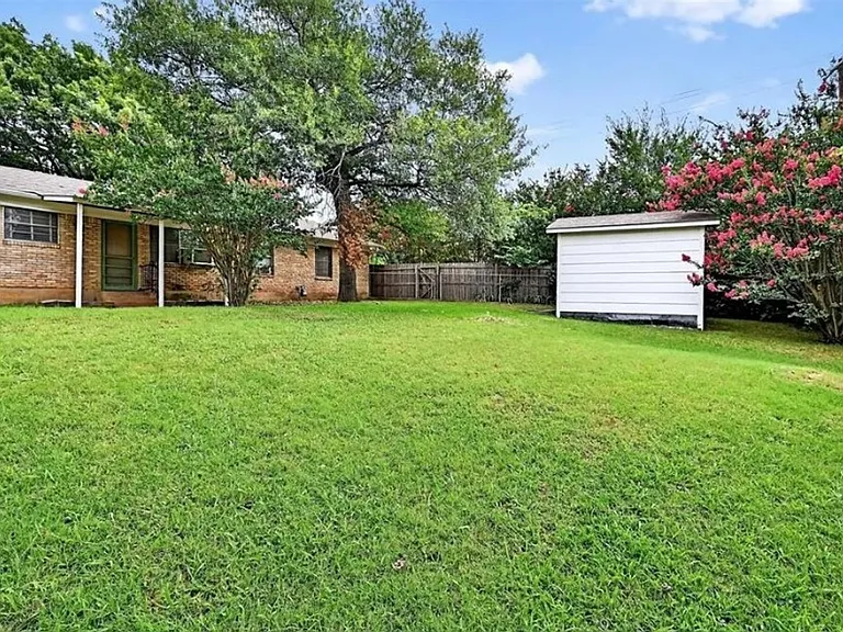 1402 Hillcrest Dr — Photo 32