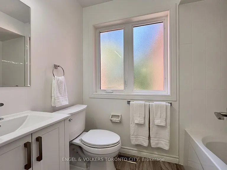 2052 Oak Bliss Cres — Photo 12