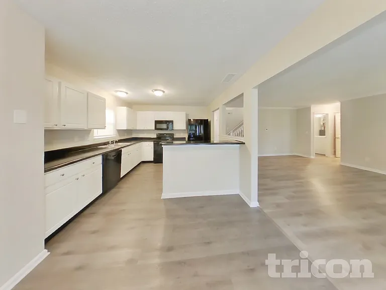 911 Pine Ridge Way — Photo 8