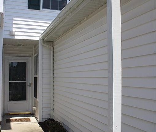 2nd image of 15712 Foxglove Ln