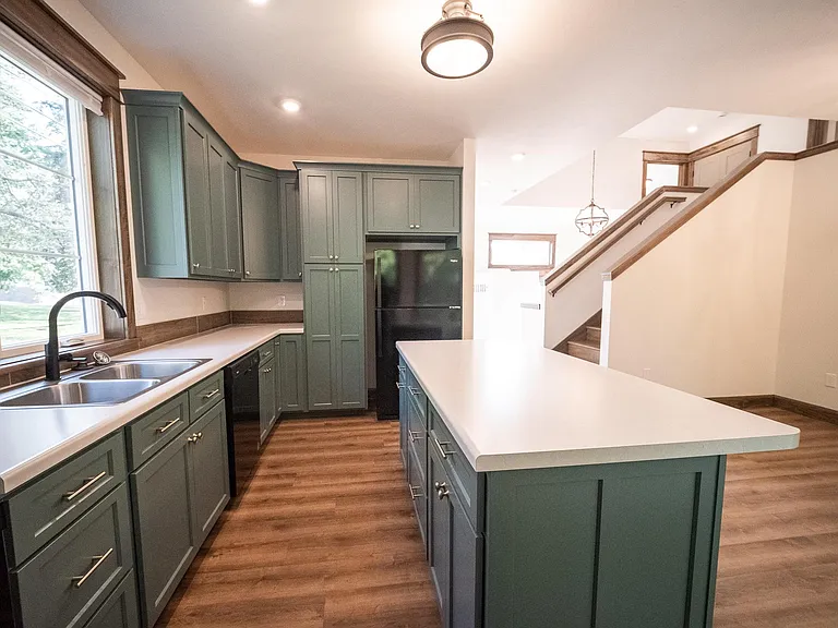 927 E Miller Dr — Photo 3