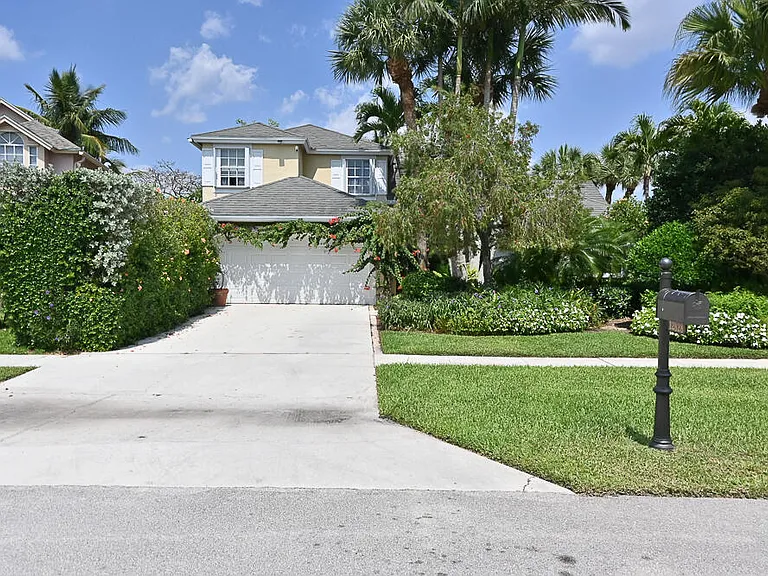 12828 Meadowbreeze Dr — Photo 2