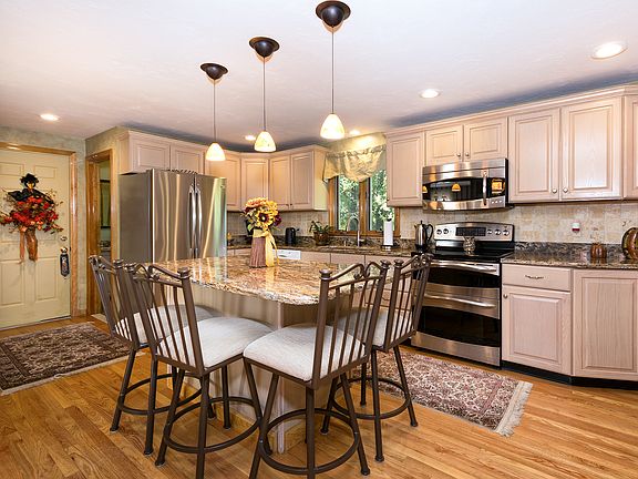 4th image of 215 Sheri Ln