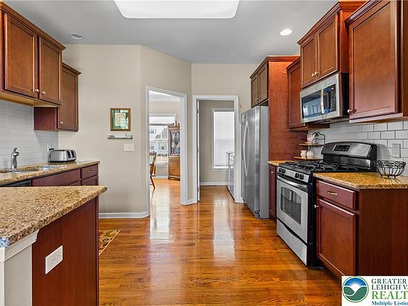 3rd image of 1605 Dartmoor Dr