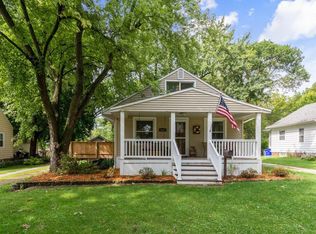 1129 Oakland Rd NE, Cedar Rapids, IA 52402