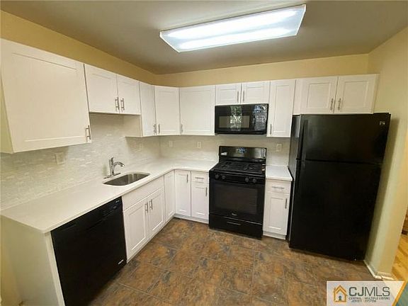 3rd image of 404 Cypress Ln