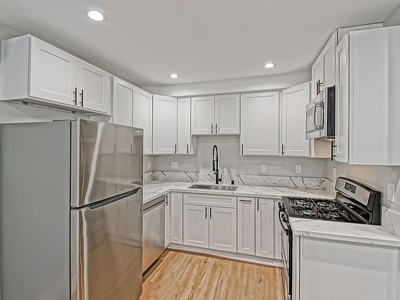 3rd image of 1923 Vanderbilt Ln #I