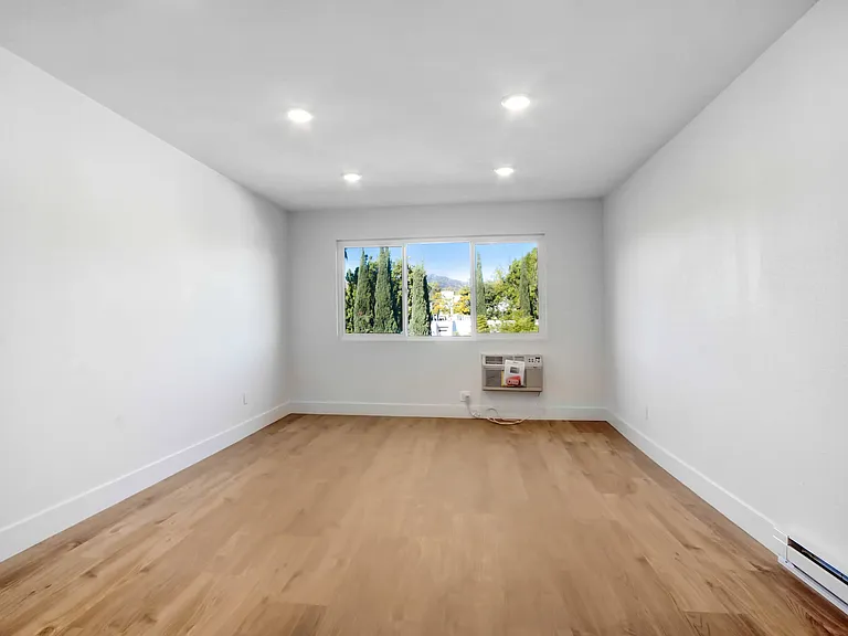 930 N Martel — Photo 10
