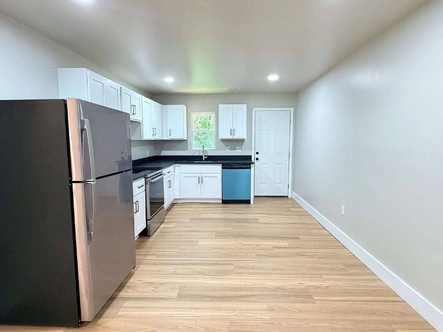 3 bed, 1.0 bath, $1,200 — Photo 4