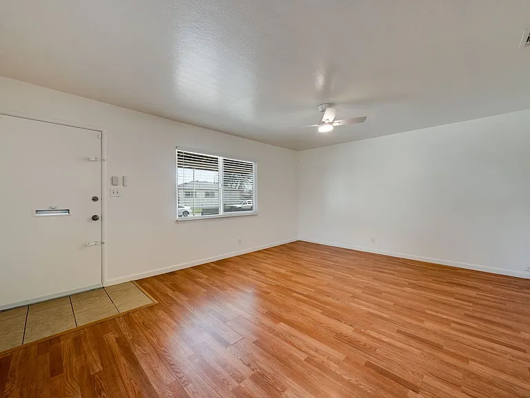 7726 Laurie Way — Photo 5