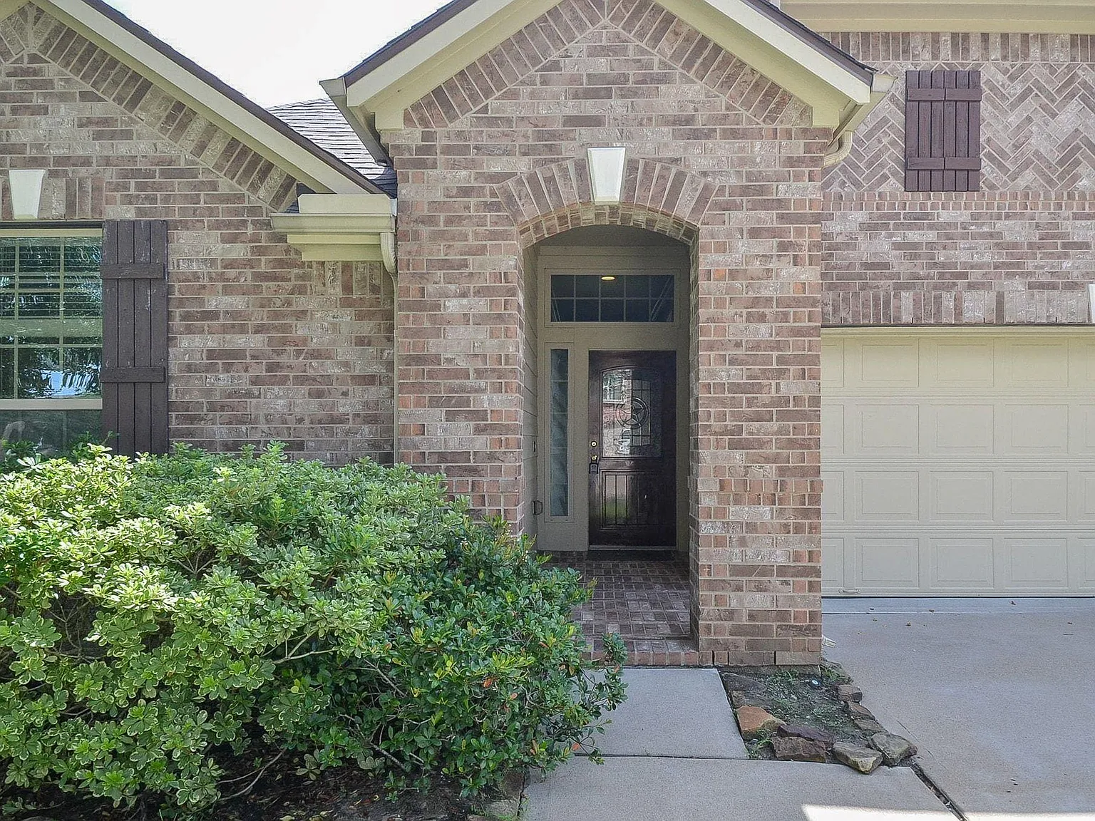 3 bed, 2.0 bath, 2030 sqft, $2,300 — Photo 3