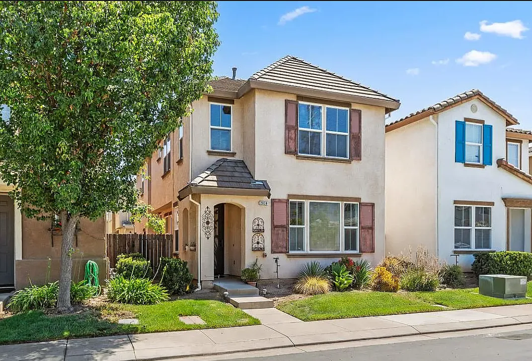 3 bed, 2.5 bath, 1725 sqft, $2,850 — Photo 1