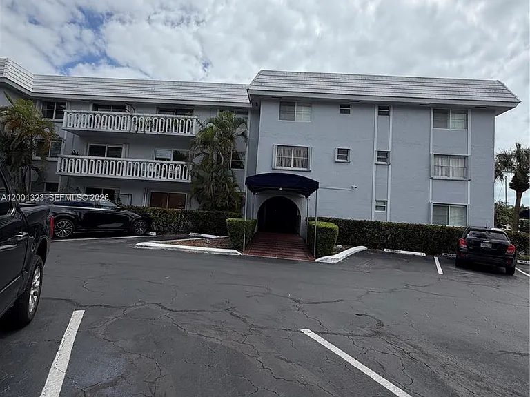 100 Edgewater Dr #127 — Photo 1