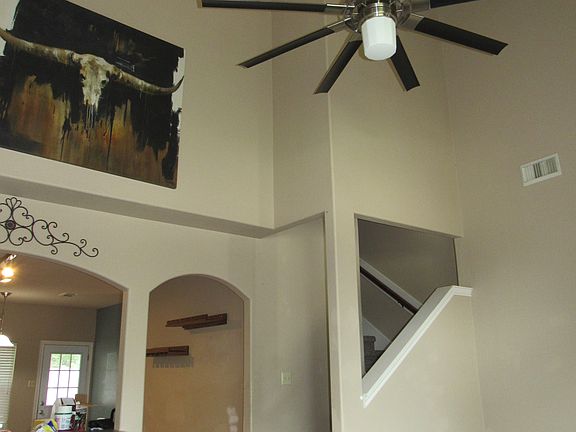 Living space. Vaulted ceilings