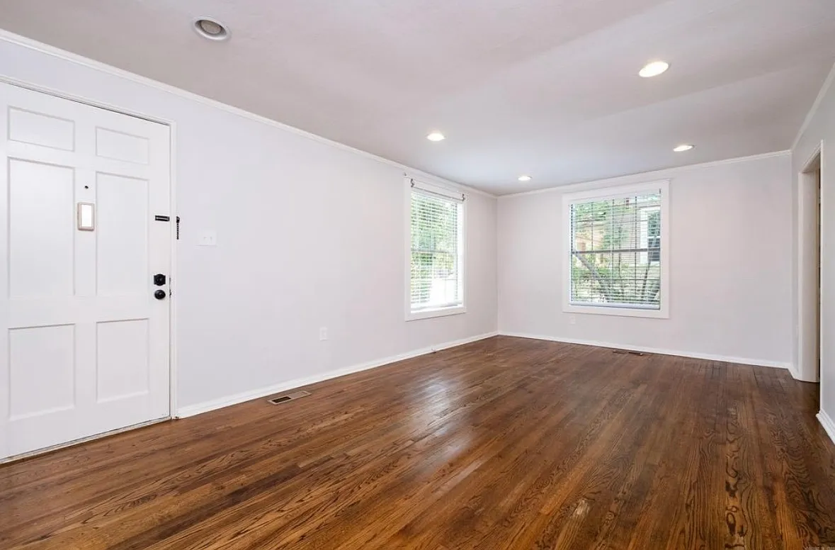Building Photo - 415 N Van Buren St
