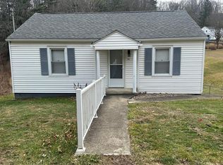 151 3rd St, Mount Hope, WV 25880