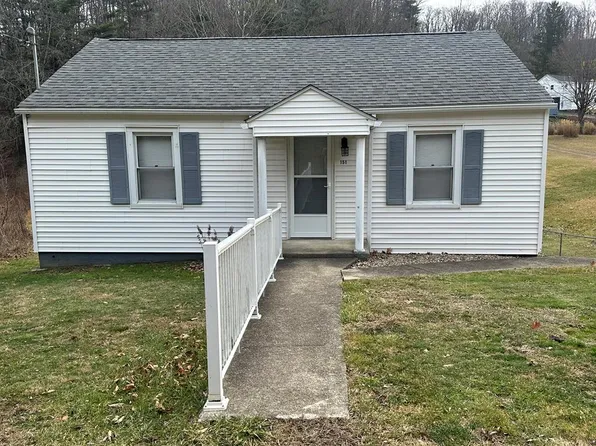 151 3rd St, Mount Hope, WV 25880