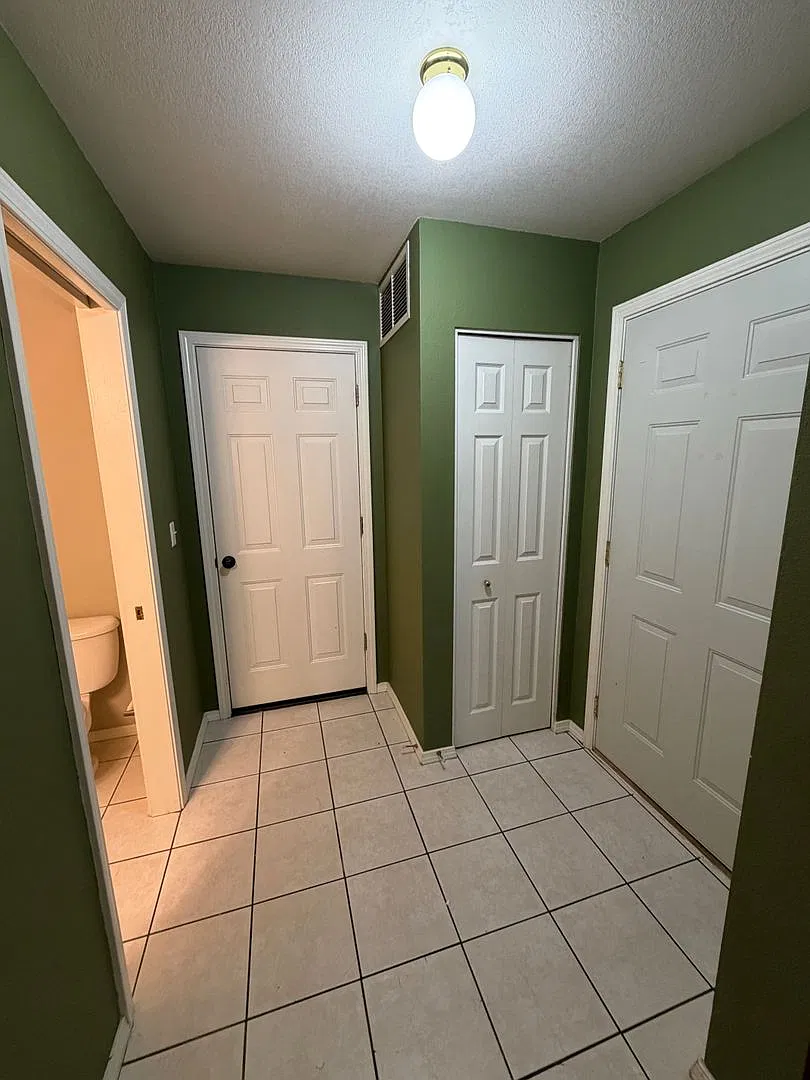 (867) 479 NE Conifer Blvd - 3 Bed / 1.5 Bath Townhome — Photo 4