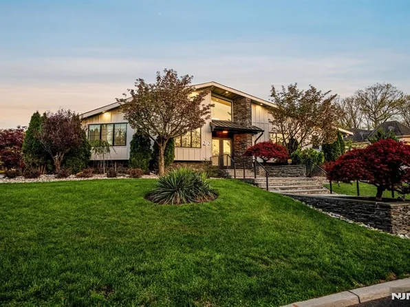 22 Berkshire Pl, Englewood Cliffs, NJ 07632