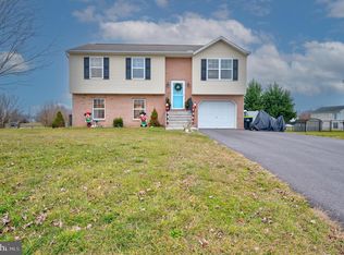 713 Rutherford Dr, Greencastle, PA 17225