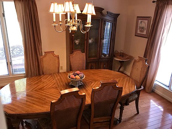5th image of 836 Spring Valley Rd
