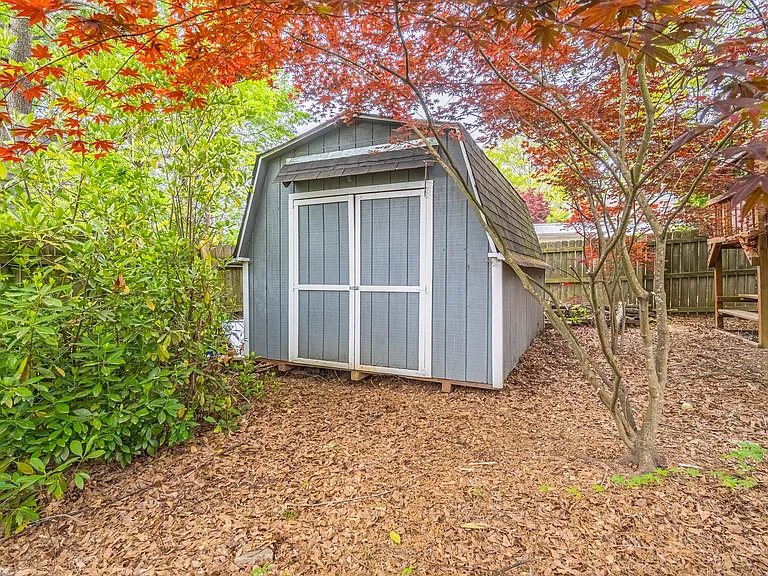 250 Wavetree Dr — Photo 32