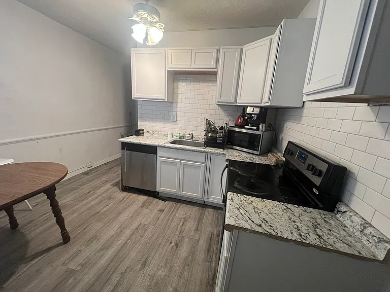 822 Adelaide St — Photo 8