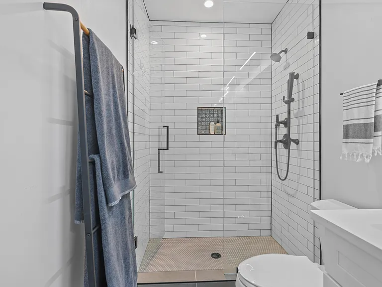 2612 University Pl NW #6 — Photo 28