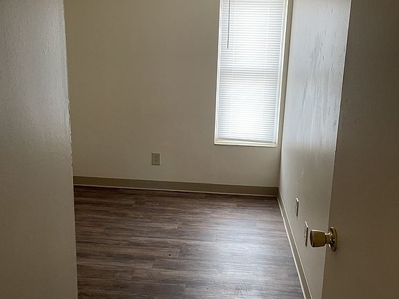 4th image of 5931 Eisenhower Ct APT B