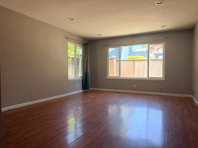 106 Rose Ln — Photo 1