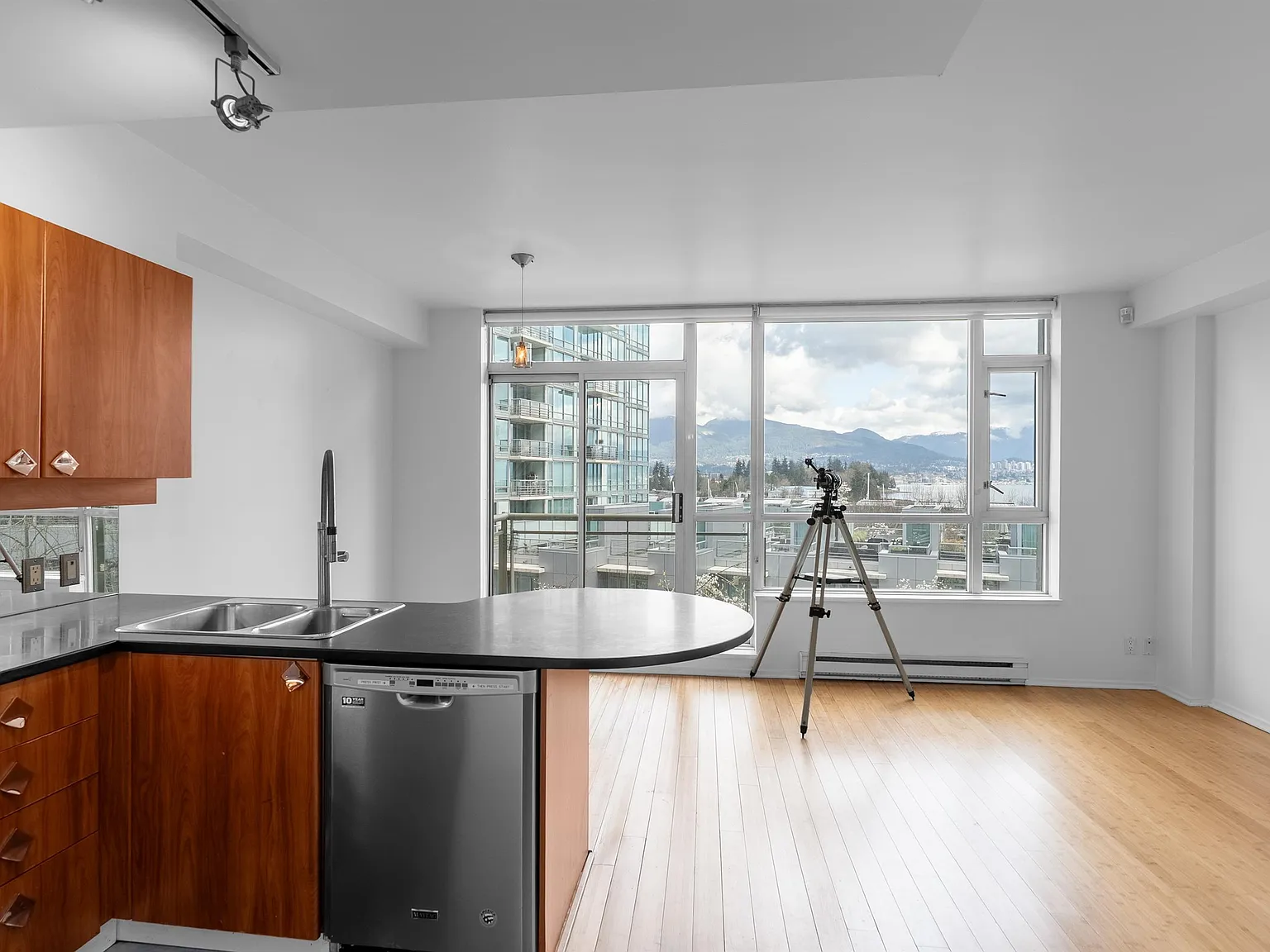 1 bed, 566 sqft, $2,695 — Photo 3