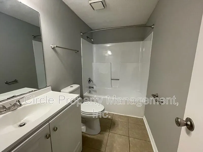 2 bed, 1.0 bath, 850 sqft, $900 — Photo 3