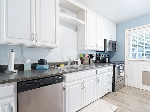 5th image of 914 N Patchin Ave