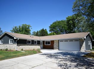 180 Sunset Ln, Cedarburg, WI 53012