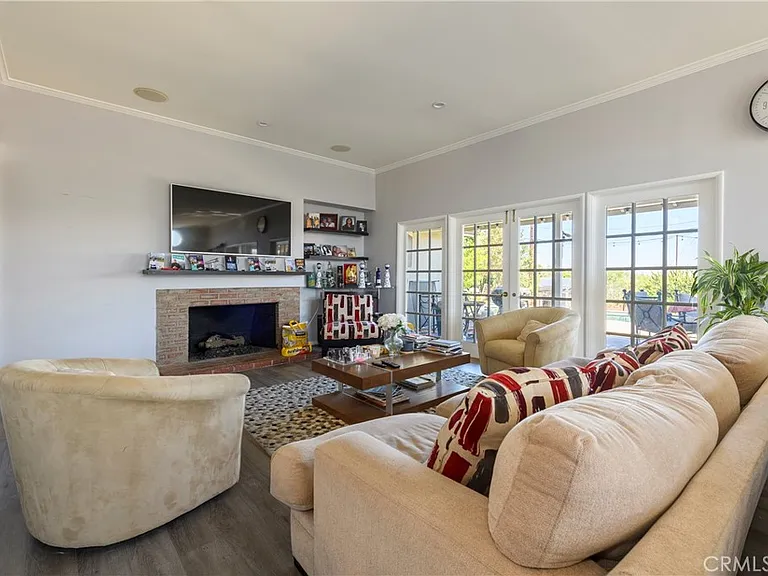 3633 Willowcrest Ave — Photo 4