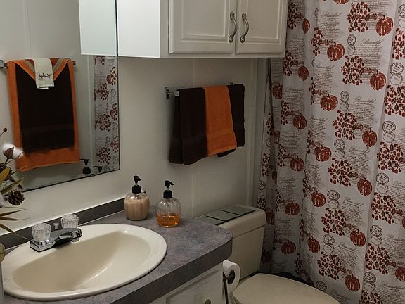 Main bathroom with tub