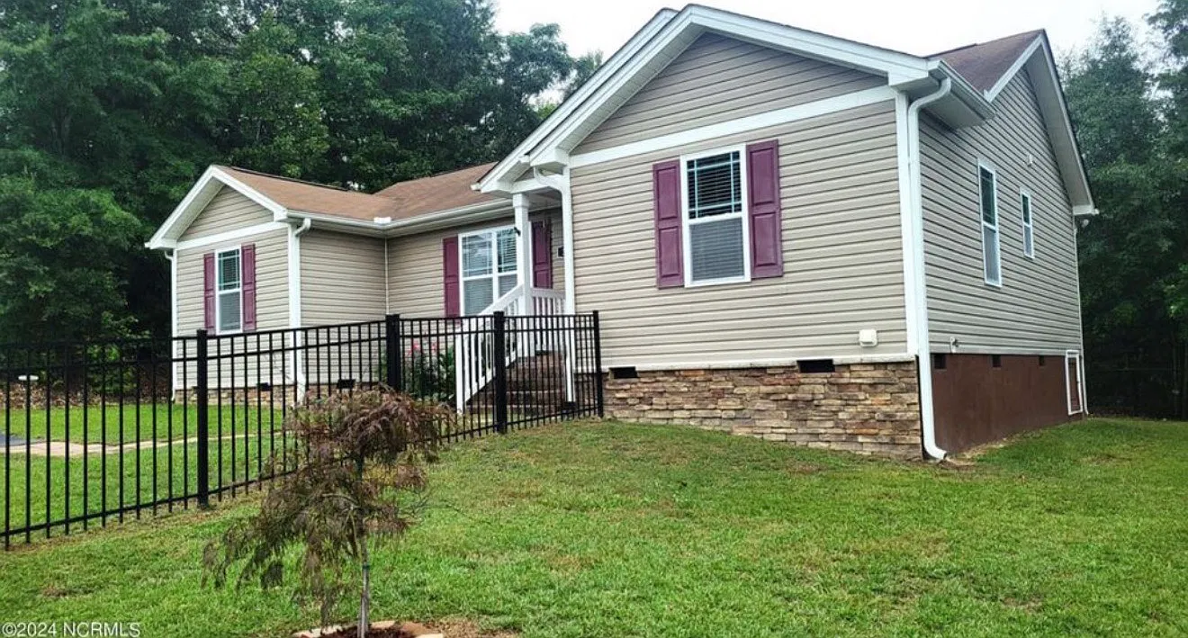 3 bed, 1307 sqft, $2,000 — Photo 1