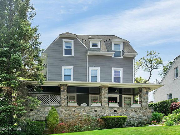 5th image of 61 Fanshaw Ave