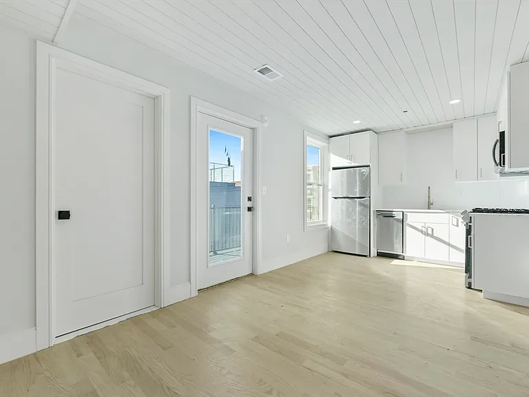 183 Maverick St #3 — Photo 3
