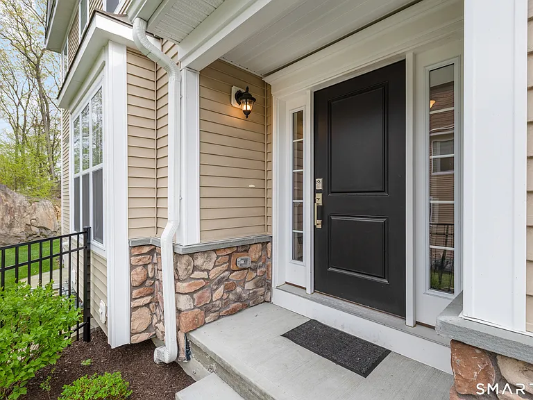 16 Hunting Ridge Ln — Photo 3