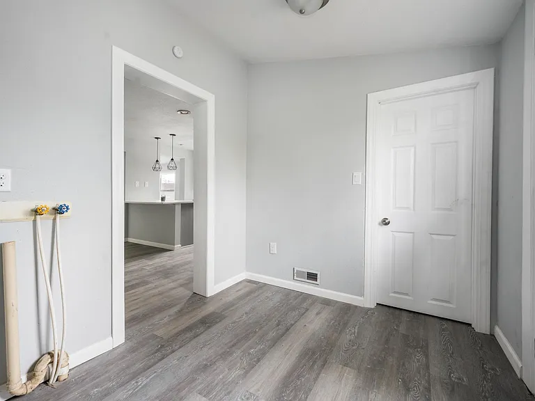 1601 N Webster St — Photo 4
