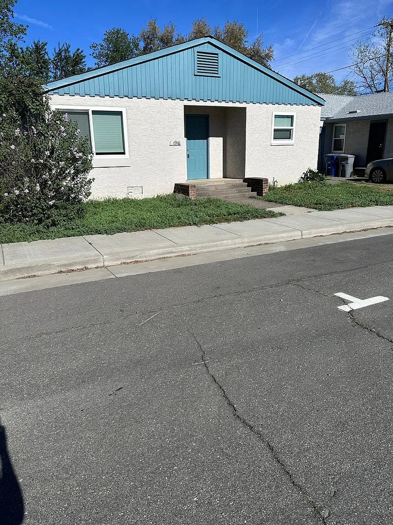 Downtown Duplex with One Car Garage and Fenced Backyard — Photo 2