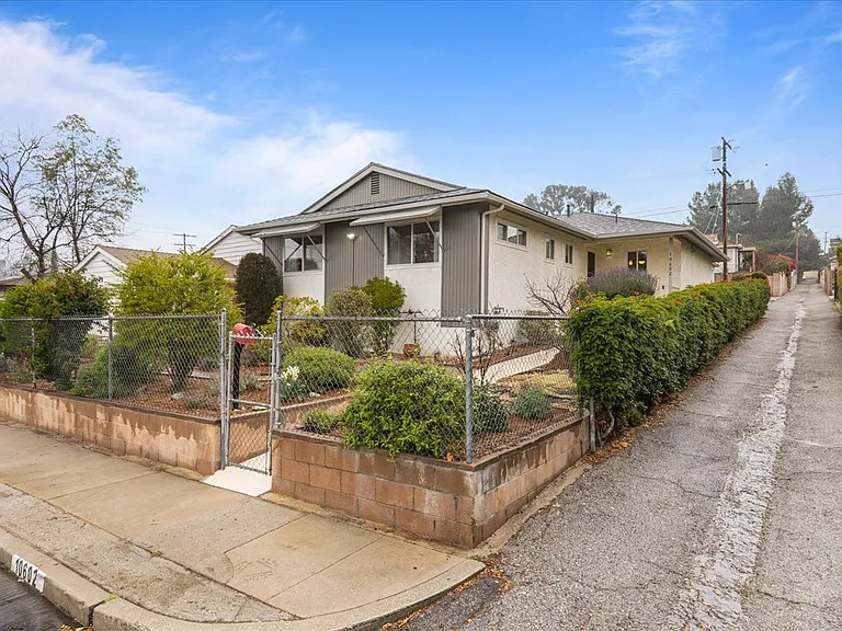 10602 Helendale Ave — Photo 12