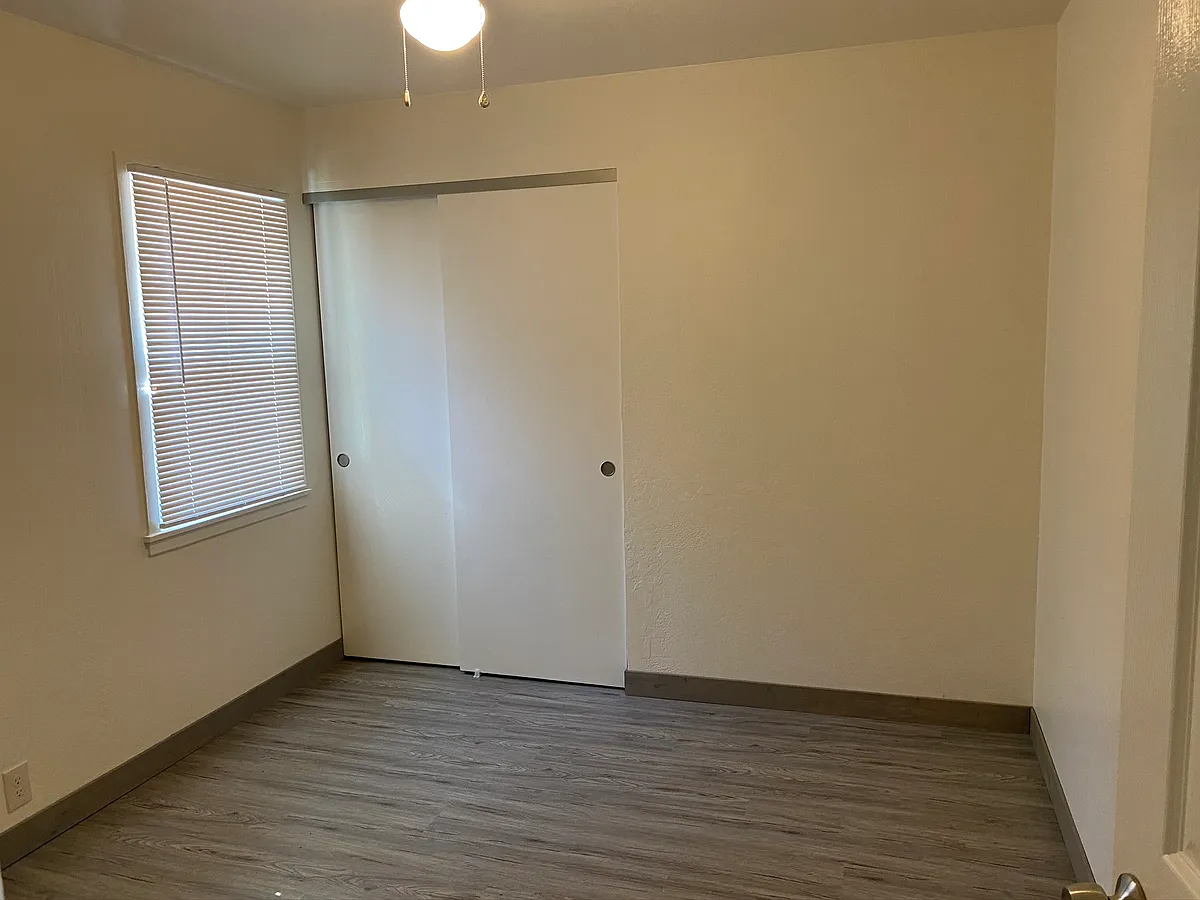 Building Photo - 1851 SE Cloverlawn Dr
