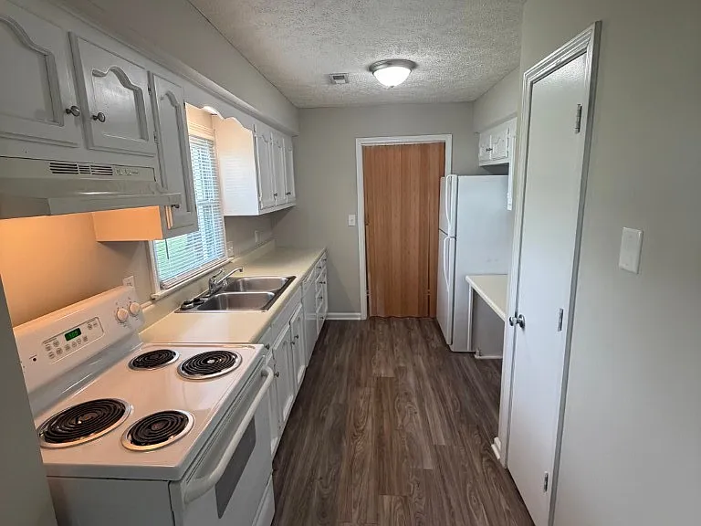 1202 Hamilton Dr — Photo 3